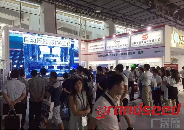 客户在参观老司机app全自动LED生产线